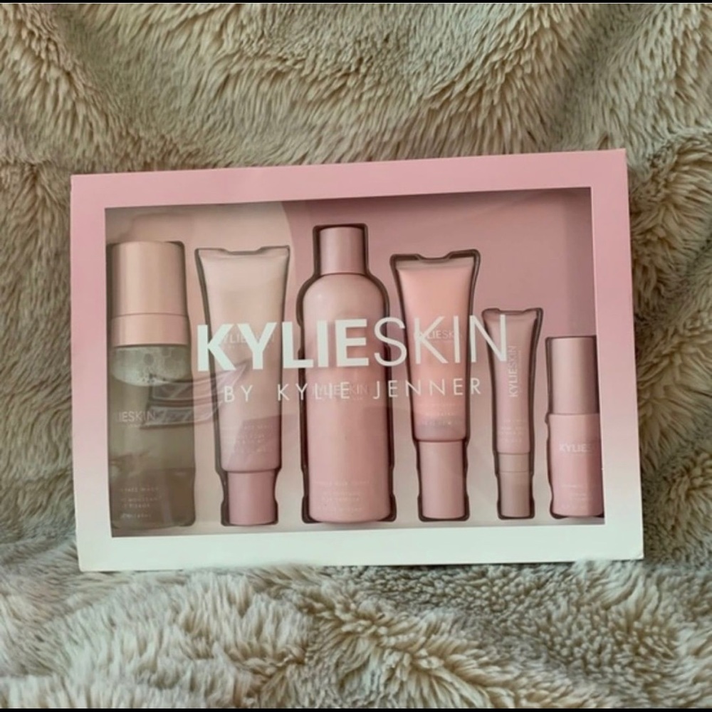 Kylie Skin Set